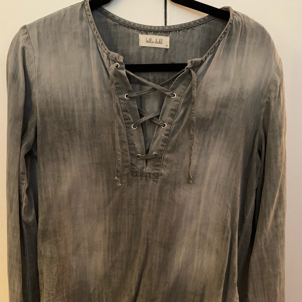 bella dahl gray worn denim top